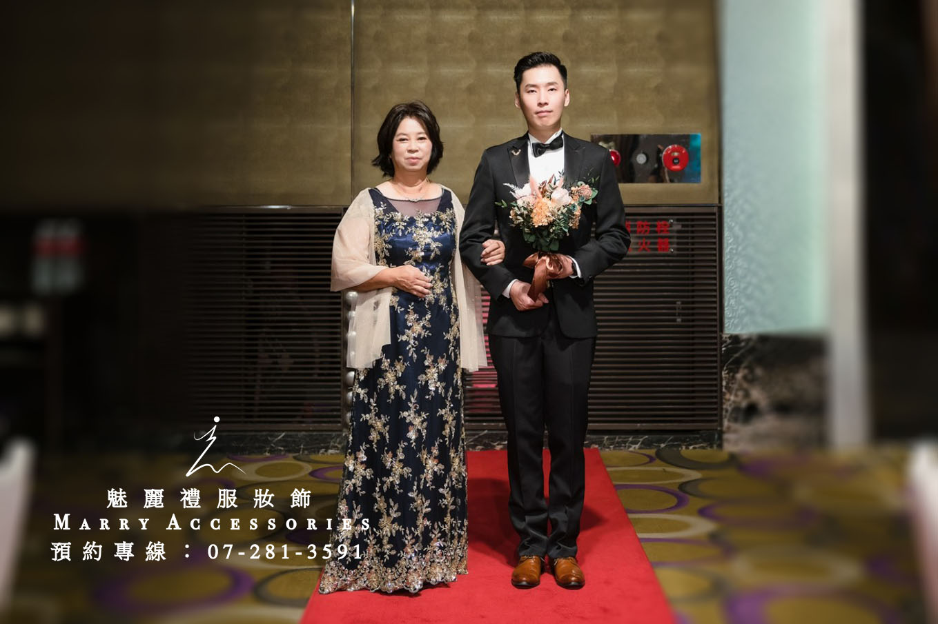 與您分享深藍色底金色蕾絲媽媽禮服，超顯瘦出租禮服