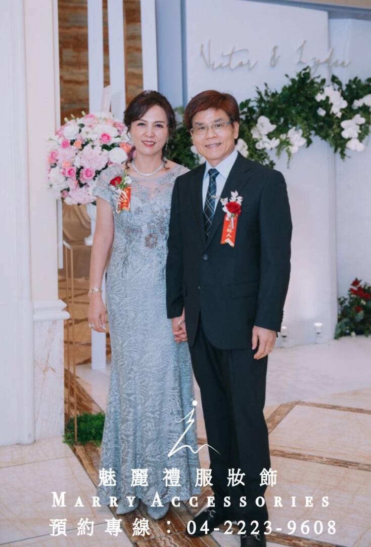 銀色魚尾禮服超美宴客照出爐，高雅出租主婚人禮服看這邊