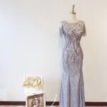 銀灰色露肩性感刺繡蕾絲晚宴媽媽禮服