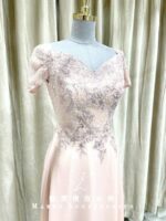 粉色蕾絲卡肩A字媽媽禮服