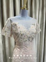 粉色古典繡花蕾絲流線媽媽禮服