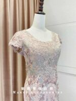 粉色刺繡圓領小包袖媽媽禮服