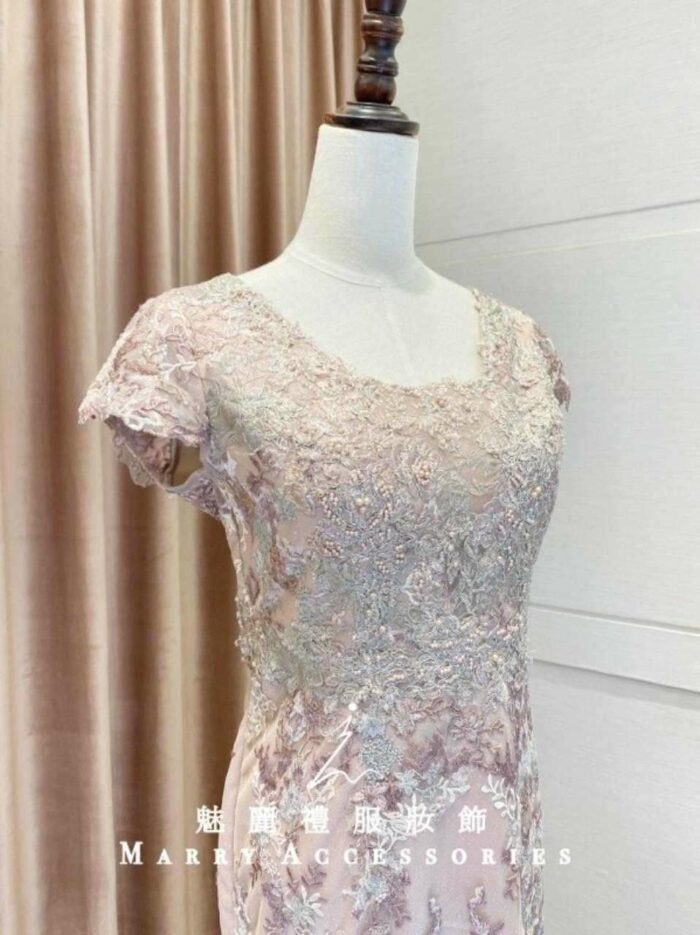 粉色刺繡圓領小包袖媽媽禮服