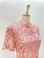 粉嫩蕾絲花紋領口綴飾短旗袍媽媽禮服