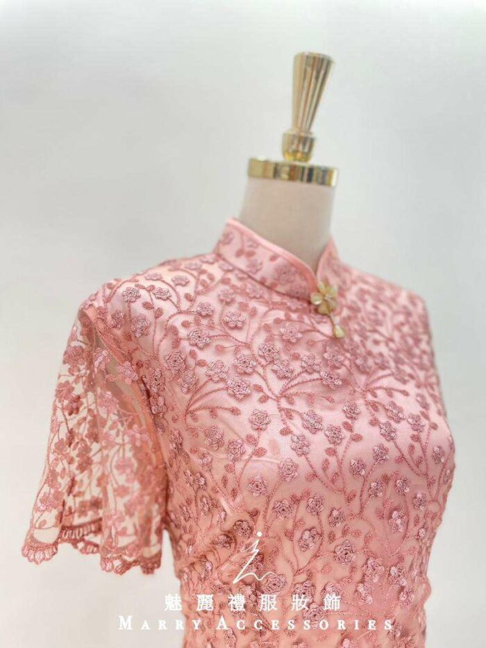 粉嫩蕾絲花紋領口綴飾短旗袍媽媽禮服