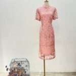 粉嫩蕾絲花紋領口綴飾短旗袍媽媽禮服