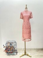 粉嫩蕾絲花紋領口綴飾短旗袍媽媽禮服