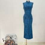 青藍刺繡紋路立領旗袍式媽媽禮服