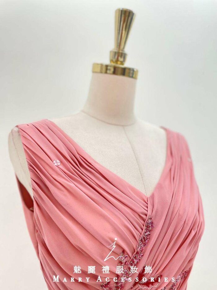 珊瑚粉珠鑽交織抓皺媽媽禮服