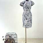 米白浮雕花旗袍短媽媽禮服