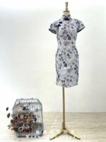 米白浮雕花旗袍短媽媽禮服