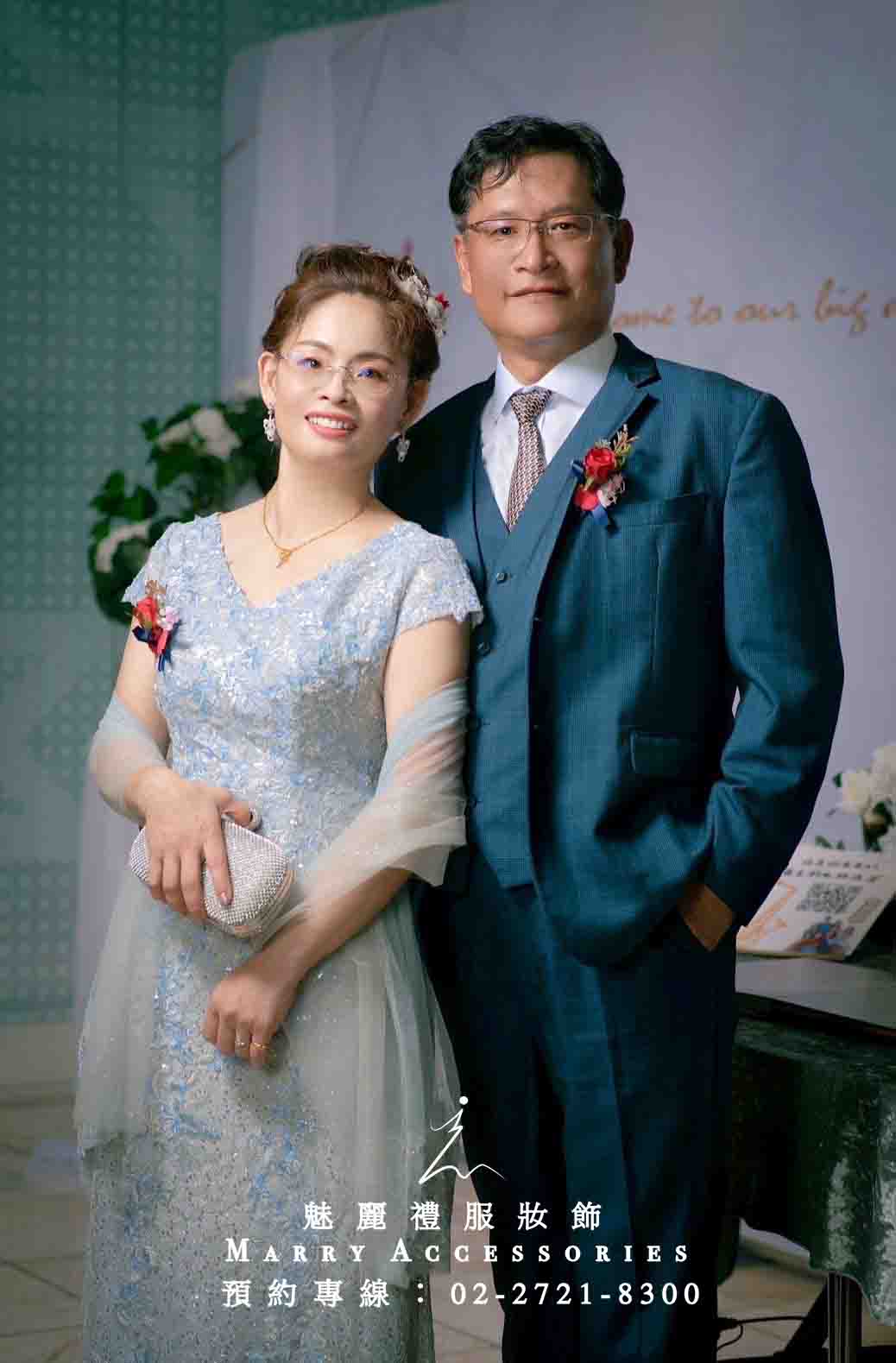 憶織風華:水藍舞動,V領下的時光印記