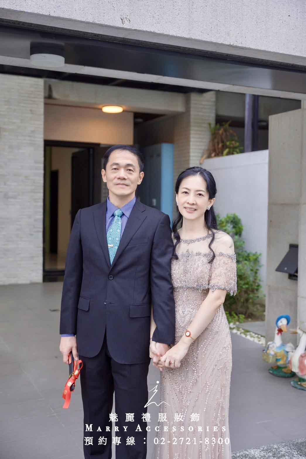 金色晨曦:斗篷下的滿鑽華麗魚尾裙婚宴之美