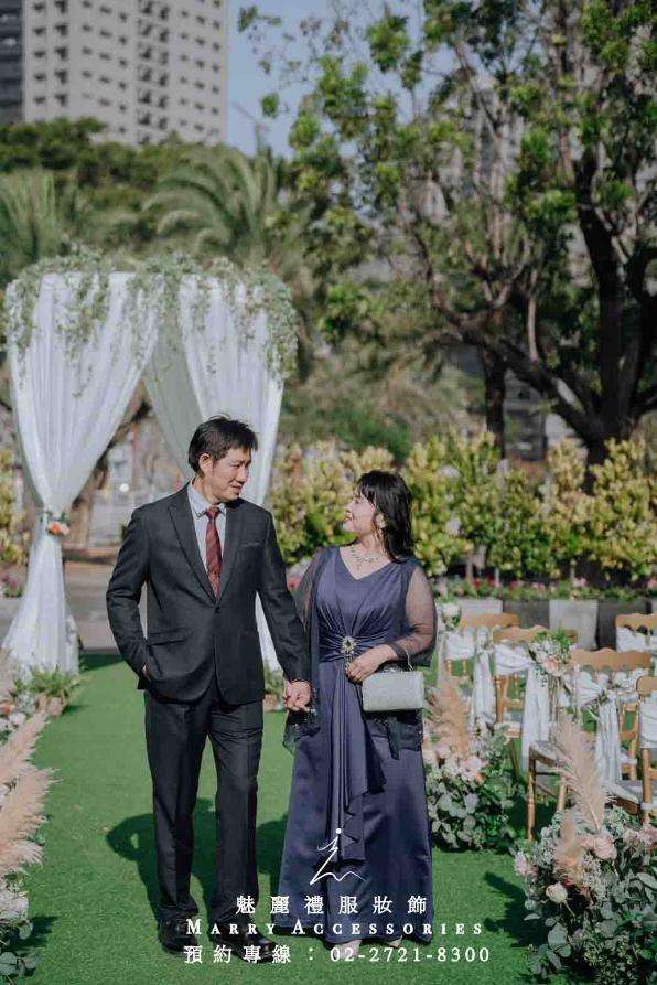 華麗禮服秀:金屬層次的魔法與藏藍緞面的高雅 華麗禮服秀:金屬層次的魔法與藏藍緞面的高雅