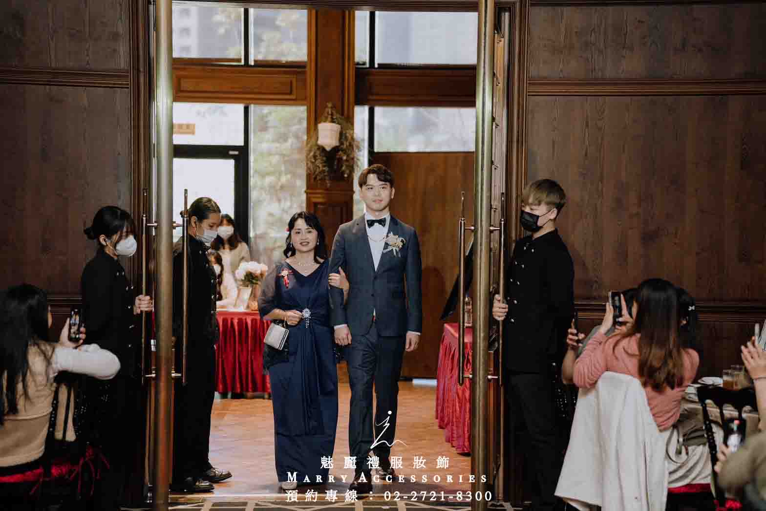 華麗禮服秀:金屬層次的魔法與藏藍緞面的高雅 華麗禮服秀:金屬層次的魔法與藏藍緞面的高雅