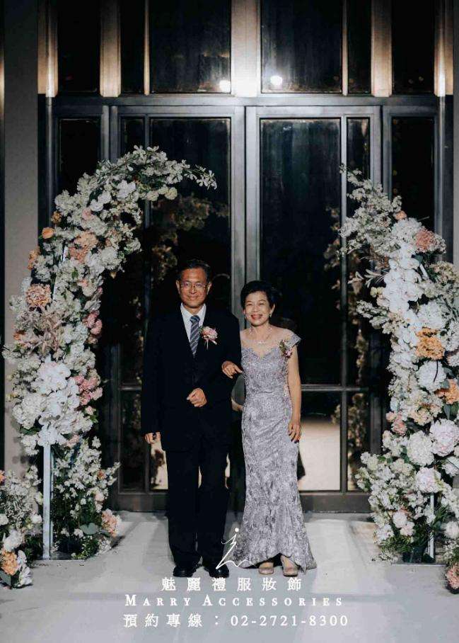 星光銀河之夜:銀灰色亮片鑲鑽與蕾絲的華麗邂逅 星光銀河之夜:銀灰色亮片鑲鑽與蕾絲的華麗邂逅