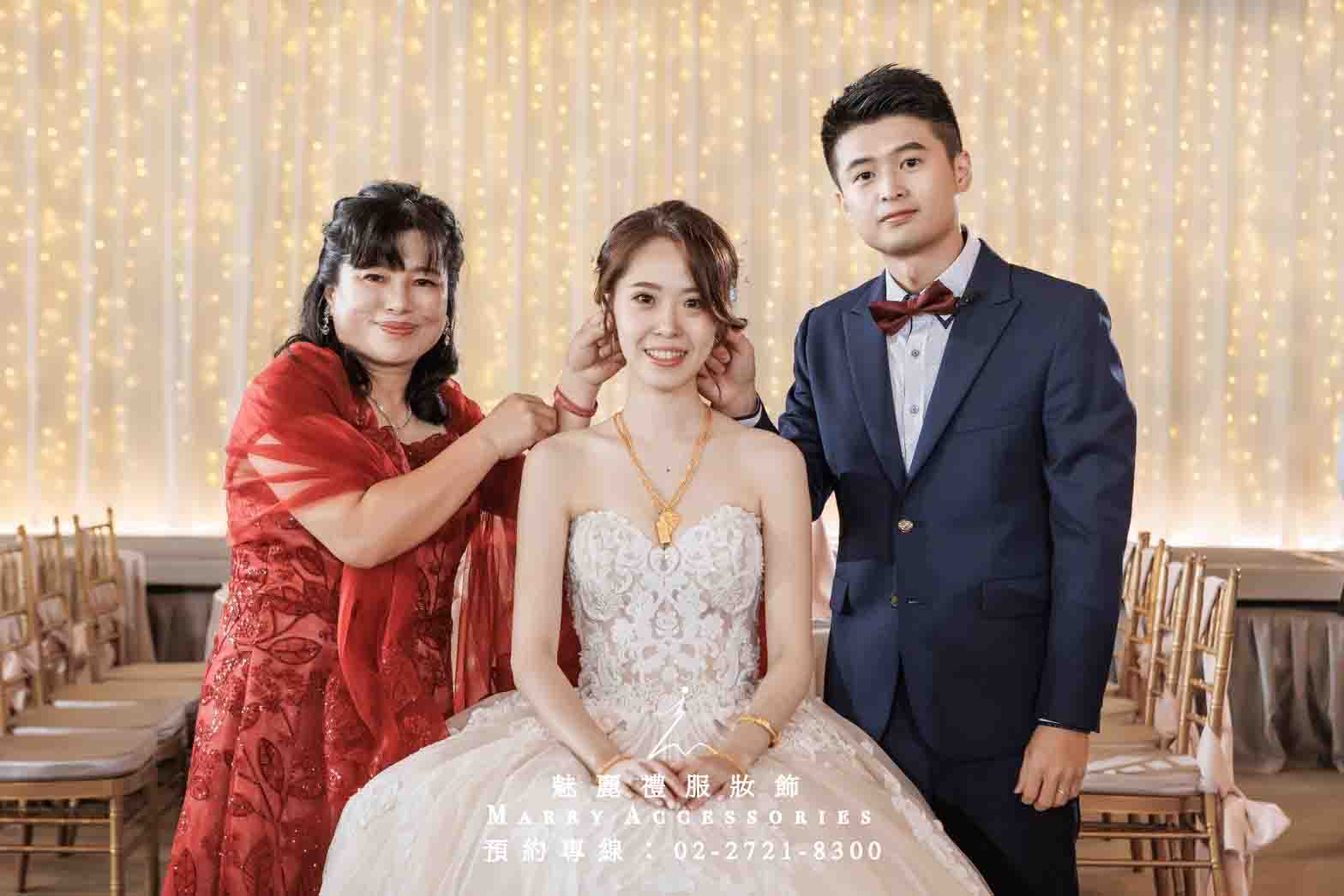 喜綻紅梅:璀璨鑽石點綴傳統蕾絲,婚宴中的東方詩意