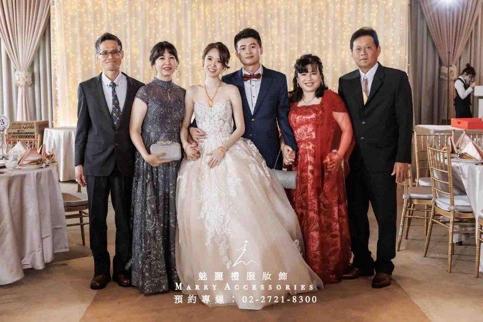喜綻紅梅：璀璨鑽石點綴傳統蕾絲，婚宴中的東方詩意