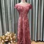 桃粉蕾絲花片亮粉短媽媽禮服