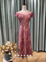 桃粉蕾絲花片亮粉短媽媽禮服