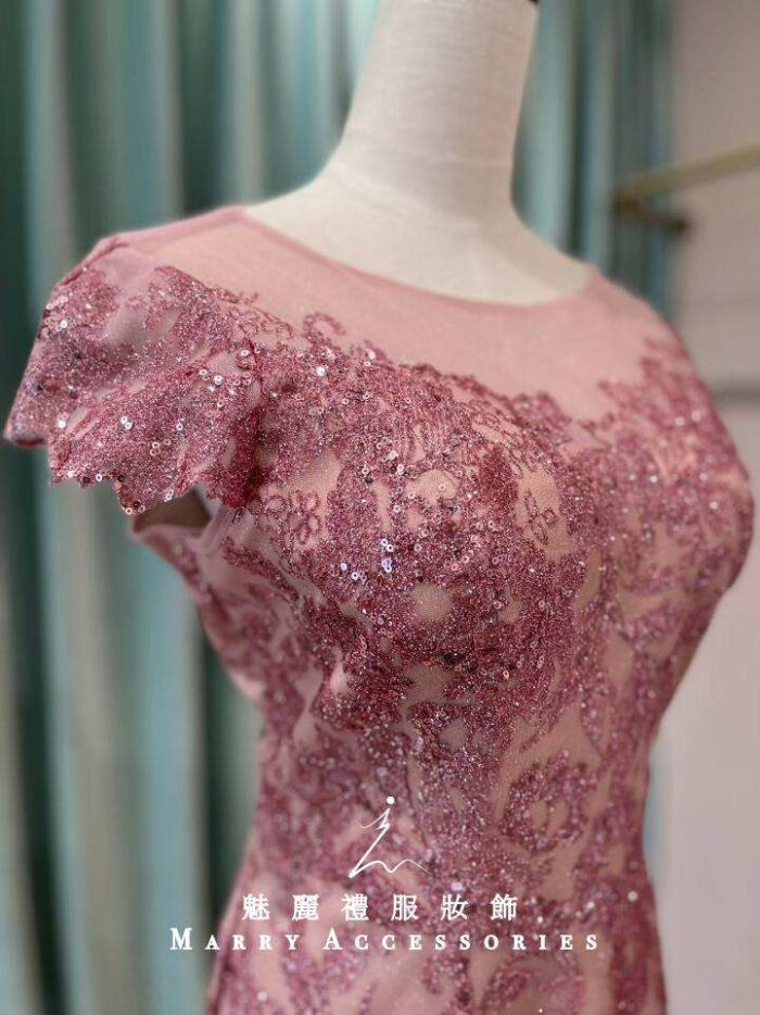 桃粉蕾絲花片亮粉短媽媽禮服