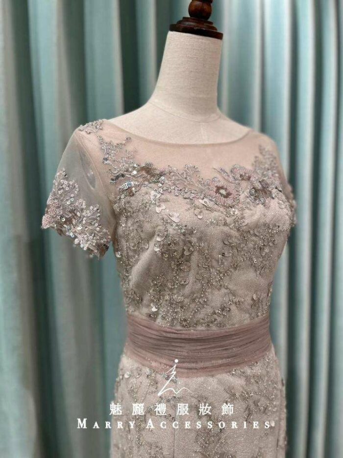 淡粉蕾絲收腰亮片珠花媽媽禮服 淡粉蕾絲收腰亮片珠花媽媽禮服
