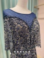 藏藍蕾絲鑽石領金蔥花紋斗篷媽媽禮服