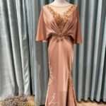 奶茶金緞面水袖浮雕花媽媽禮服