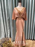 奶茶金緞面水袖浮雕花媽媽禮服