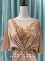 奶茶金緞面水袖浮雕花媽媽禮服