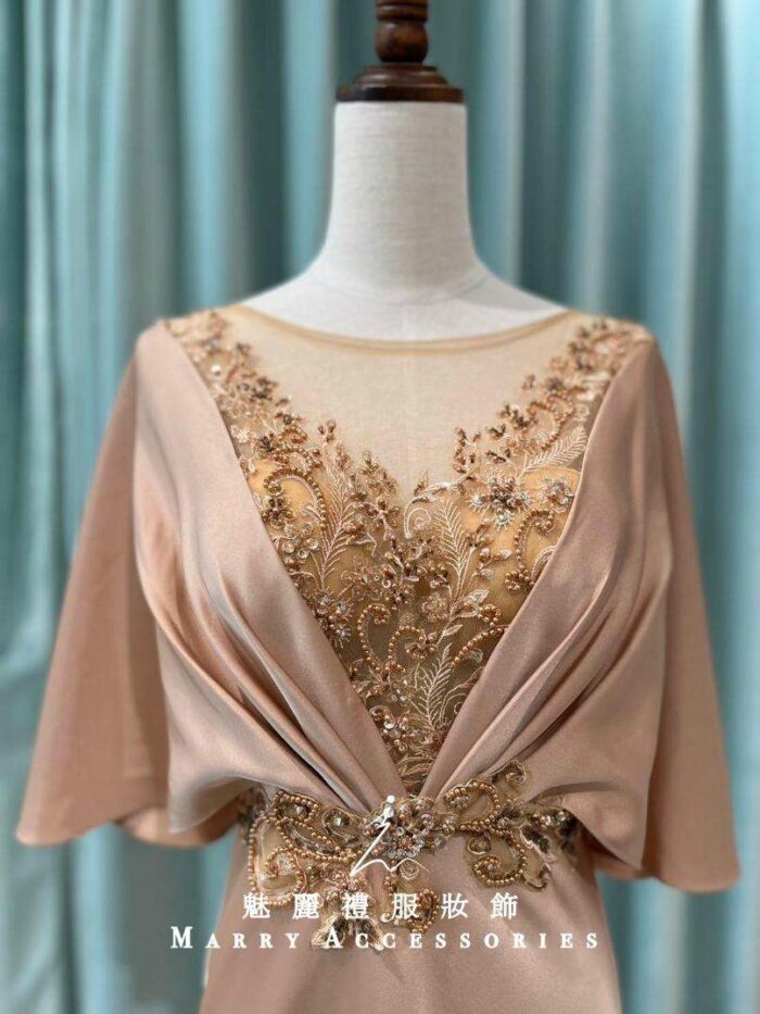 奶茶金緞面水袖浮雕花媽媽禮服