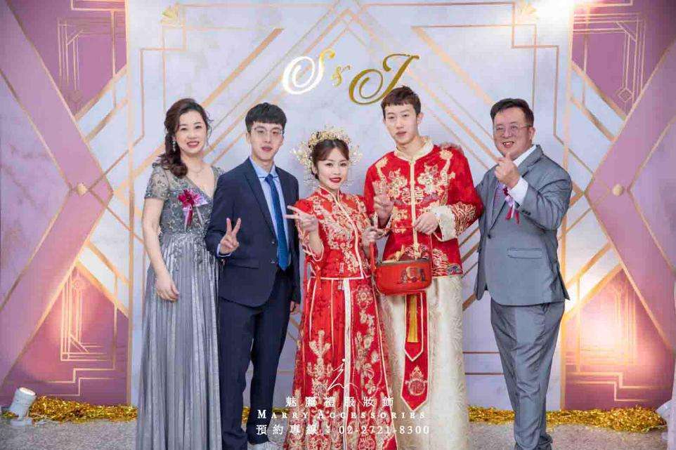 板岩灰之美:珠光緞面打造的百褶裙花海,迎接藤蔓綠意婚宴