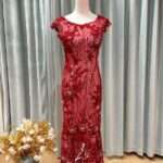 酒紅圓珠蕾絲花瓣媽媽禮服