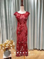 酒紅圓珠蕾絲花瓣媽媽禮服