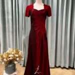 酒紅絲緞桃心V刺繡包肩媽媽禮服