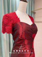 酒紅絲緞桃心V刺繡包肩媽媽禮服