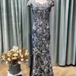 亮藍緞面滿版刺繡花媽媽禮服