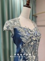 亮藍緞面滿版刺繡花媽媽禮服