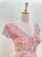 粉橘浮雕織花V領禮服