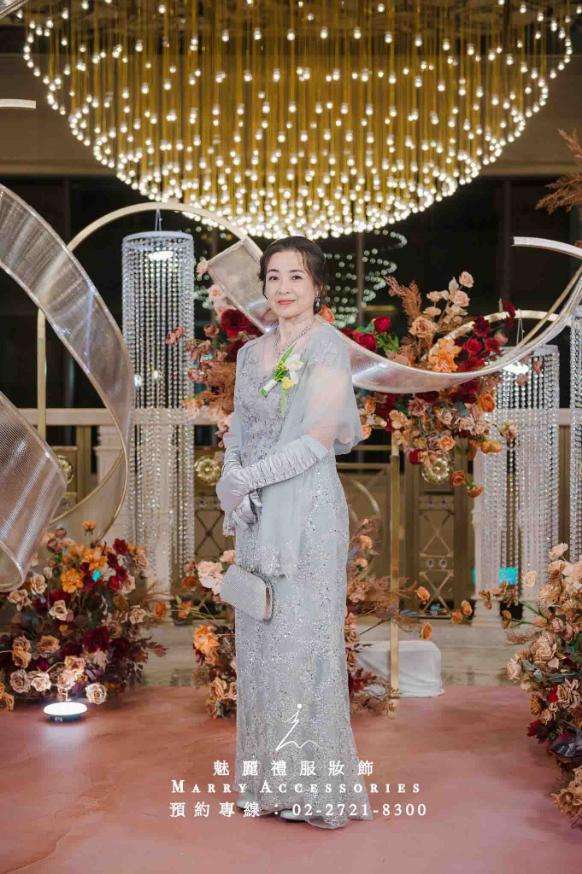 沙漏形身材媽媽必看：如何挑選突顯曲線的媽媽禮服款式