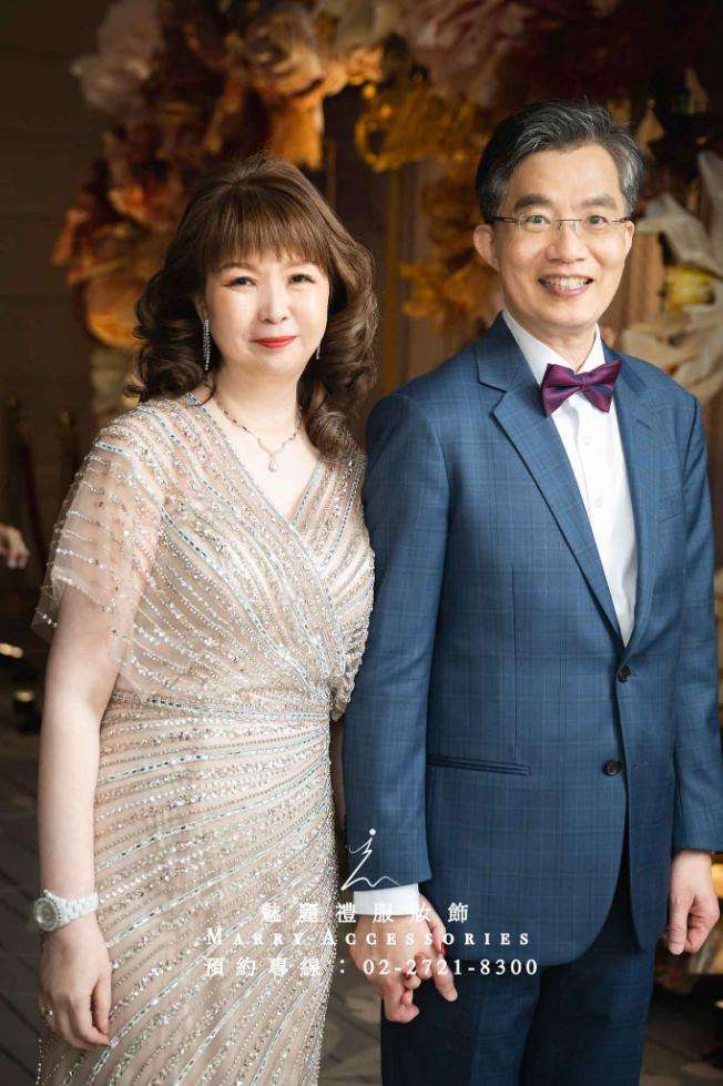 香檳金與方鑽的奢華融合：交叉滿鑽飄飄袖禮服為婚宴增添璀璨光彩