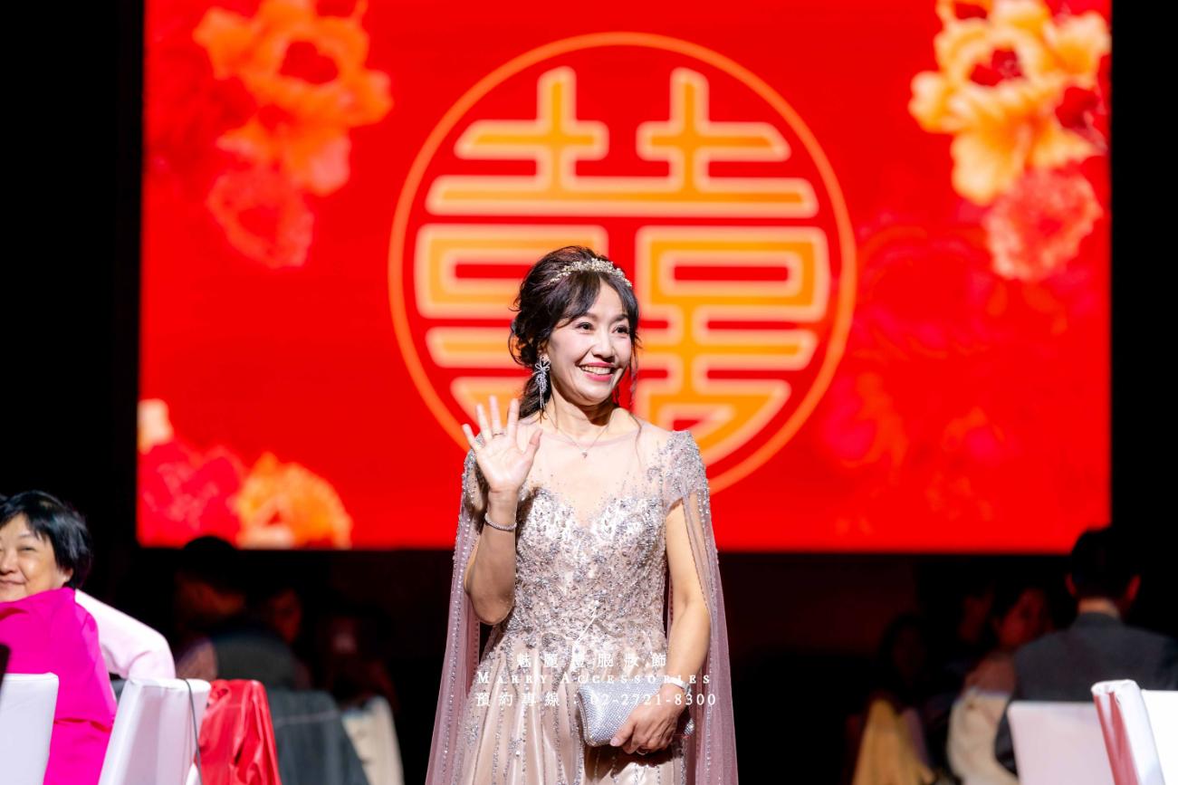 夢幻婚禮：粉膚色水晶鑽女神風水袖禮服引領婚宴時尚潮流
