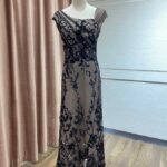 淺咖蕾絲亮紗立體花卡肩禮服