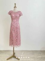 梅粉浮雕花藤蕾絲緞面禮服