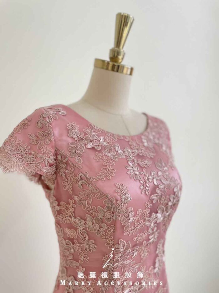梅粉浮雕花藤蕾絲緞面禮服