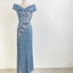 青藍珍珠亮片刺繡花一字領禮服