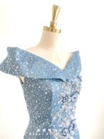青藍珍珠亮片刺繡花一字領禮服