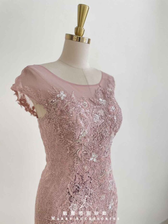 梅粉蕾絲織花刺繡魚尾禮服