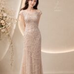 藕粉立體波紋碎鑽斜領禮服
