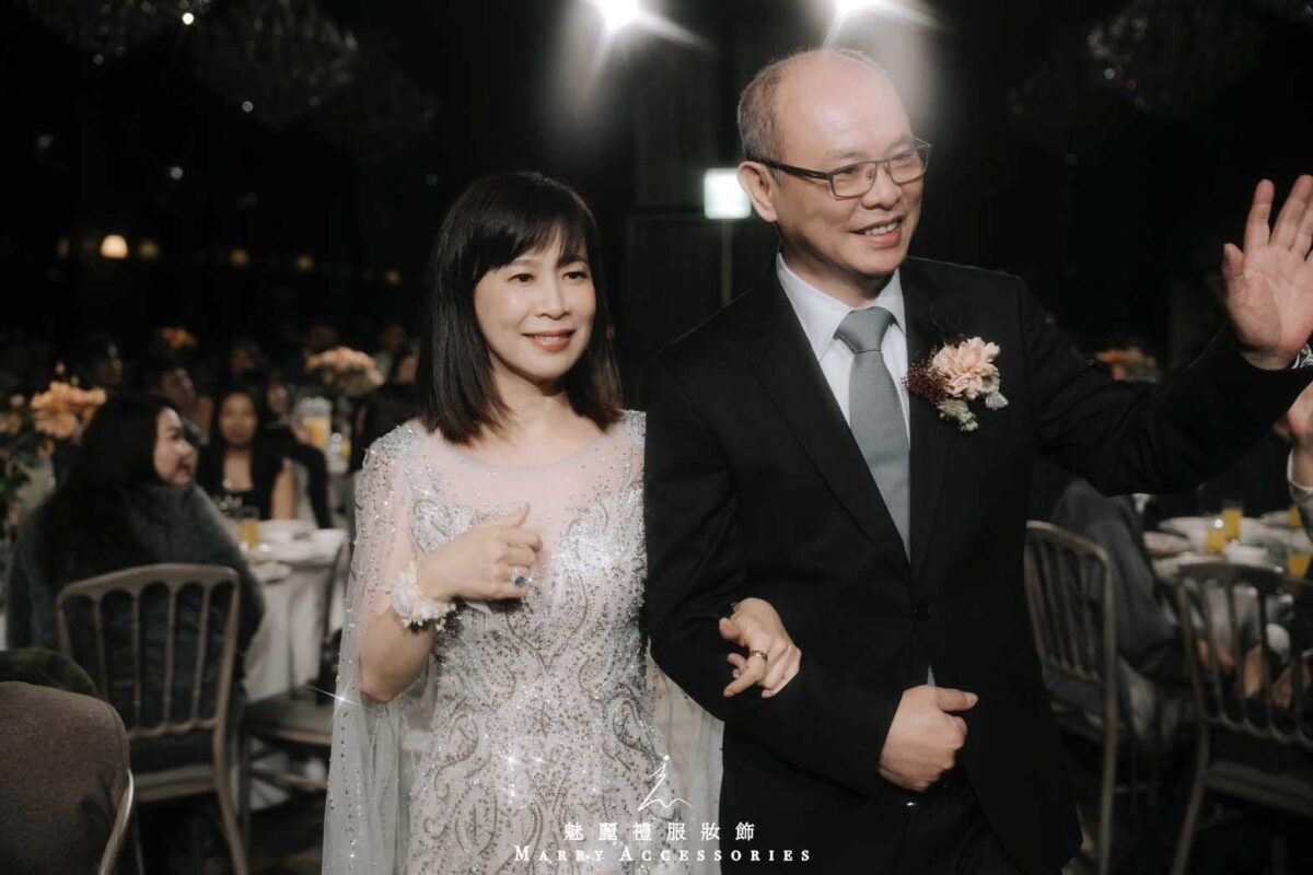 香檳金流轉之間,銀鑽如星塵鋪陳出一場記憶深刻的婚宴登場